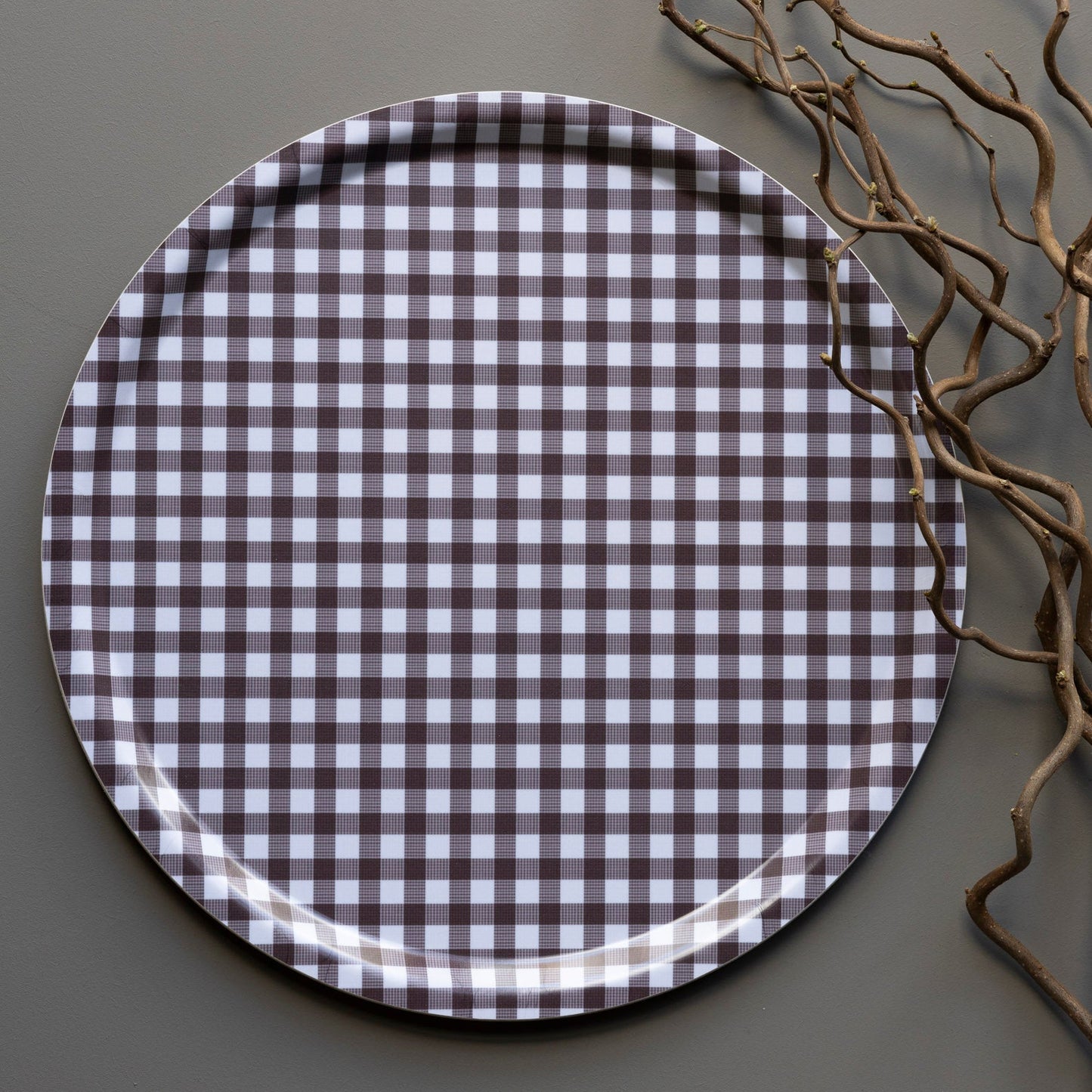 Rundes Tablett "Rutan" von Storefactory mit braun kariertem Muster, Durchmesser 38 cm, aus Holz oder Keramik gefertigt