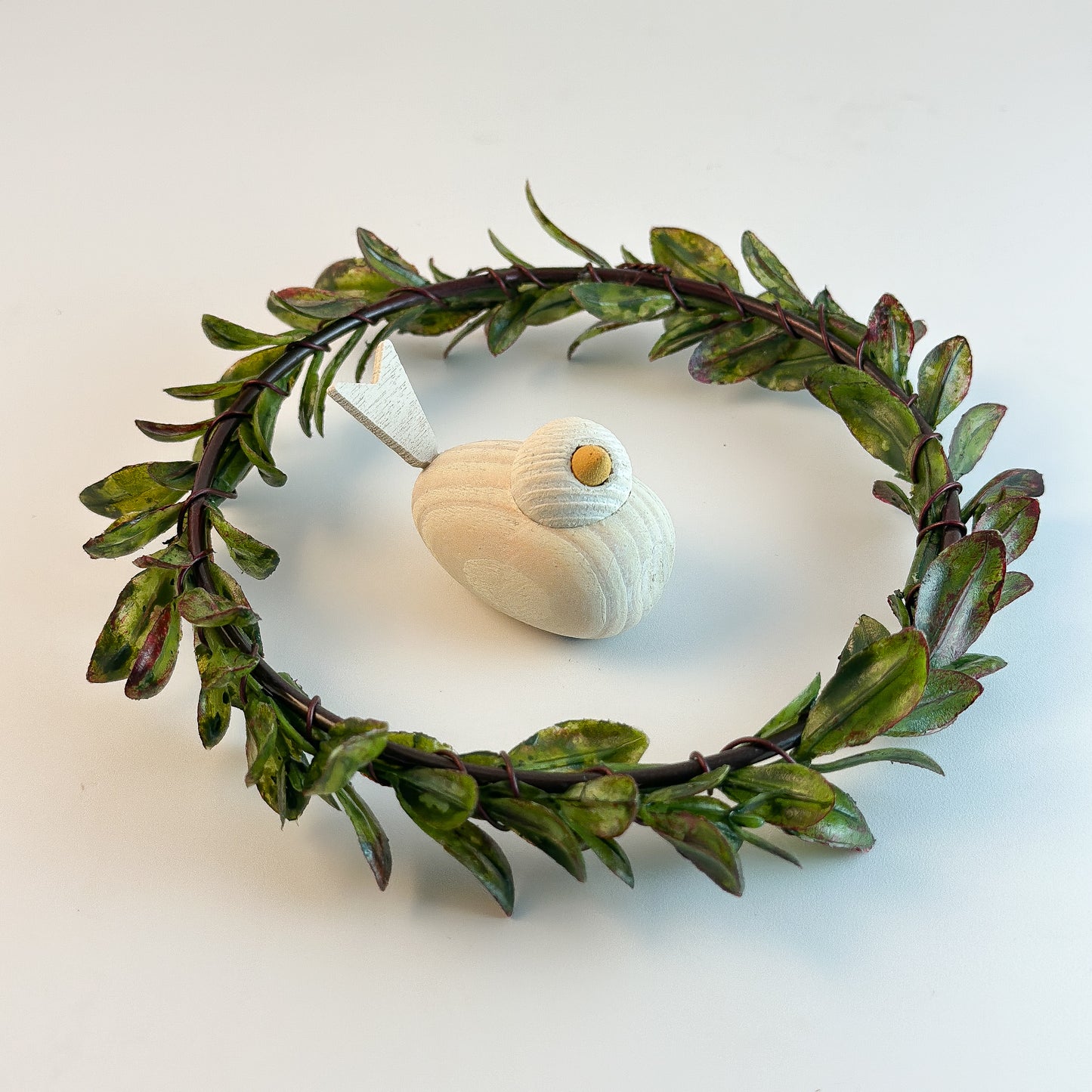 Dekofigur Holzvogel "Saga" in skandinavischem Design, 5cm, aus Holz, von Wohnen auf dem Land, auf hellem Hintergrund.