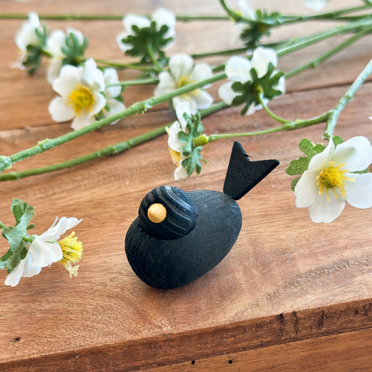 Holzvogel Dekofigur "Saga" von Wohnen auf dem Land, skandinavisches Design, 5 cm klein, aus Holz gefertigt.