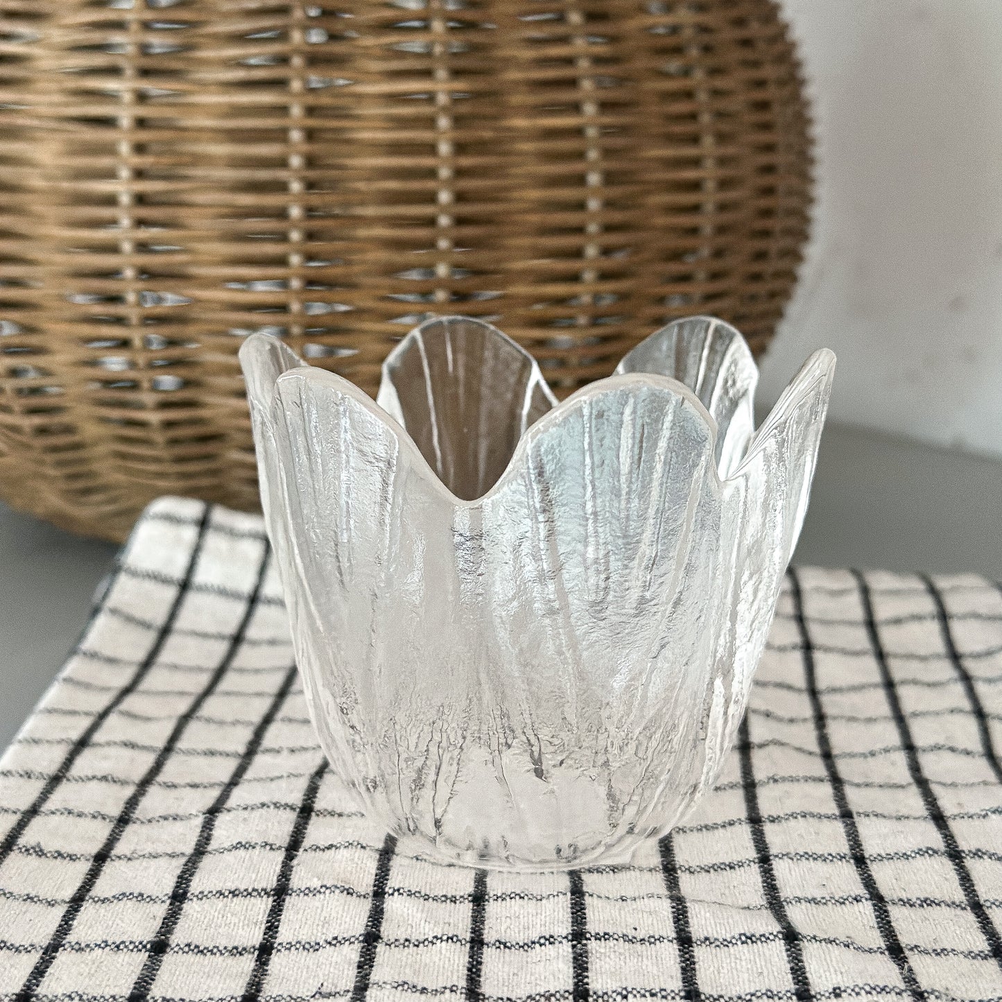 Kerzenhalter in Blütenform aus Glas, 8cm hoch, von Wohnen auf dem Land, ideal für Teelichter und Dekoration