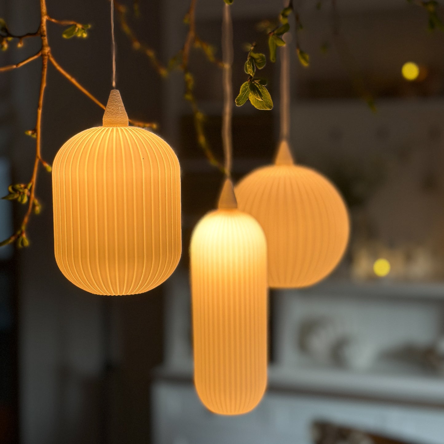 Große, runde Leuchte „sechs“ von Die Edelweissen mit kugelförmigem Design und warmem Licht, dekorativ und stilvoll.