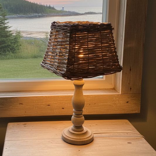Tischlampe „Nova Scotia“ aus Holz und Rattan in natürlichem Braun, Leuchte von Clayre & Eef auf einem Tisch.