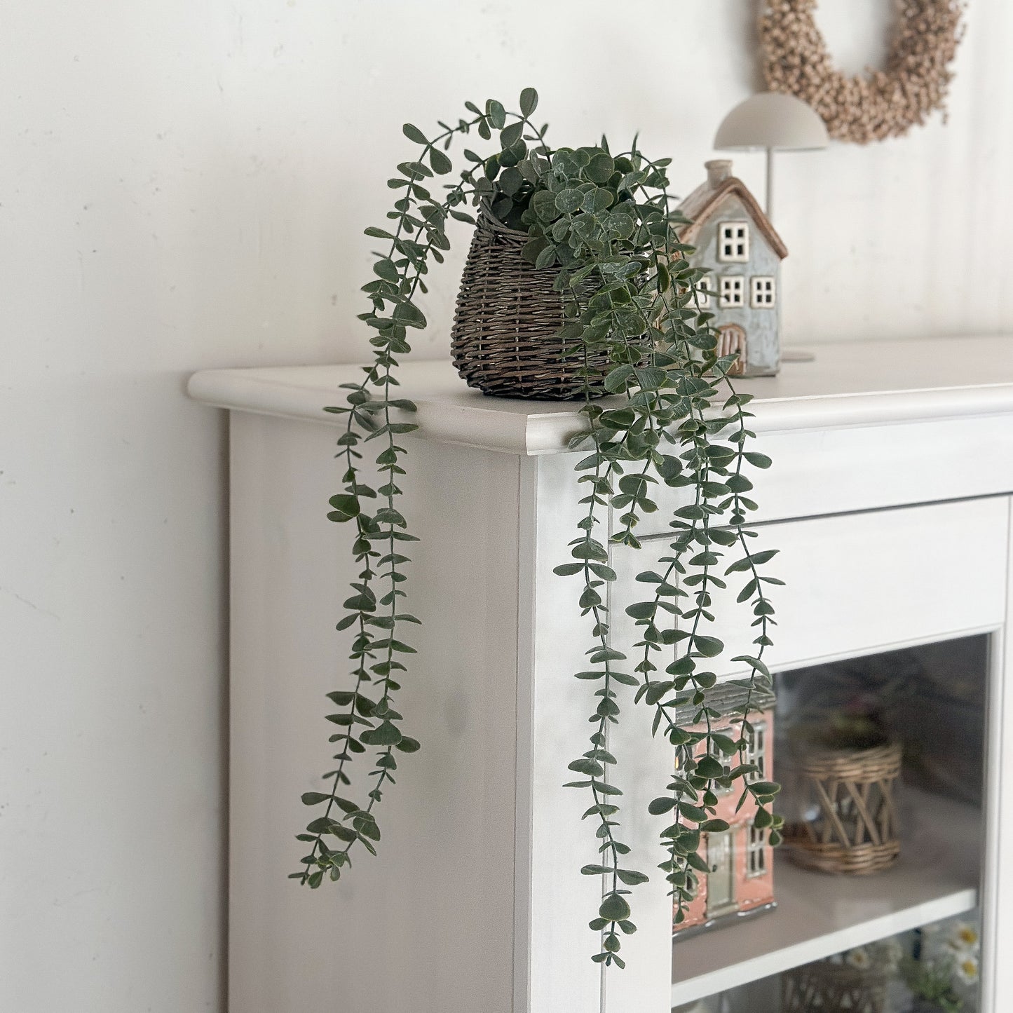Künstliche Eukalyptus im Rattan-Korb zum Hängen, 50cm, dekorative Kunstpflanze von Wohnen auf dem Land