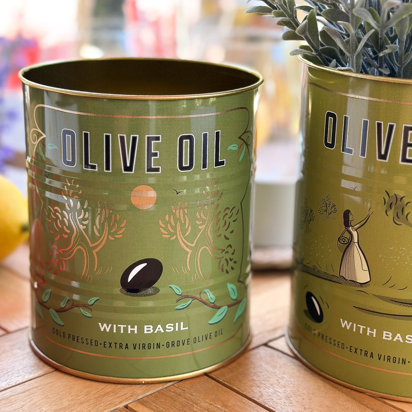 Zwei Metall-Deko-Dosen "Grove Olive Oil" von Rex London, Aufbewahrungsdosen im Vintage-Stil, mit Oliven-Design.