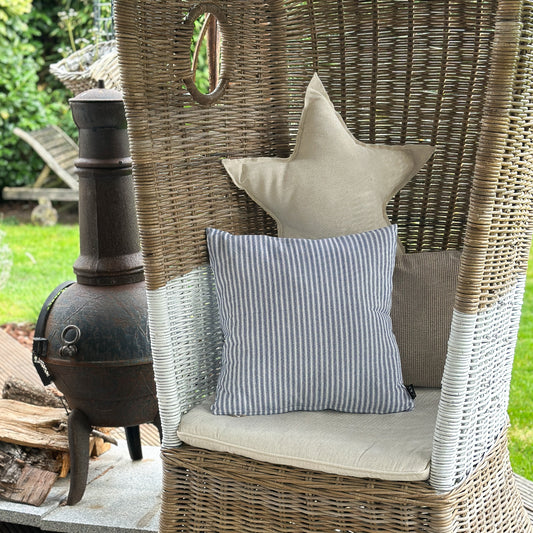 Blaue maritime Streifen Kissen "Lina" von Wohnen auf dem Land, 45x45 cm, weiche Textur, dekoratives Kissen für Sofa oder Bett