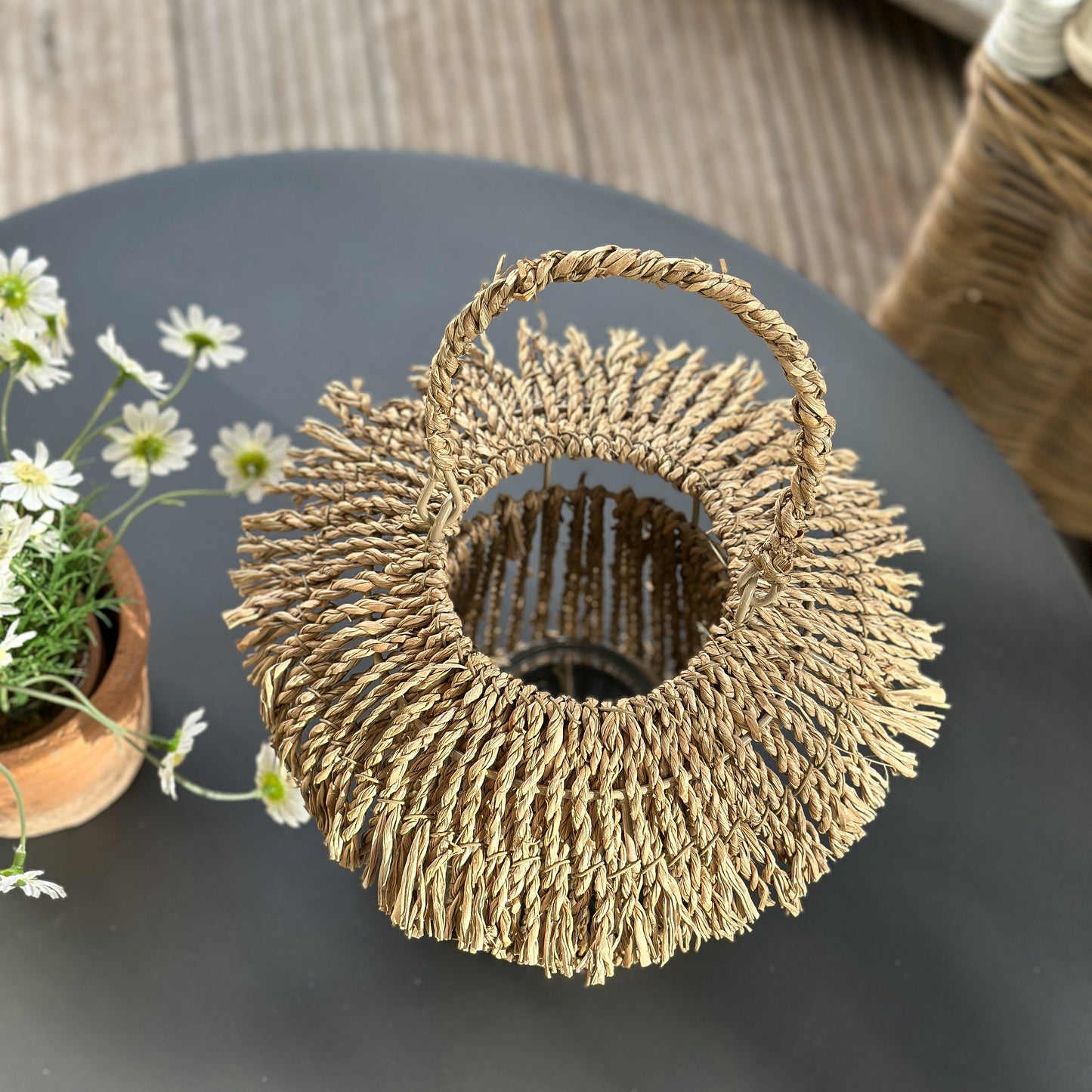 Helle Windlicht-Laterne "Tropic" aus Naturmaterialien, 33 cm hoch, mit stilvollem Design für gemütliche Beleuchtung.
