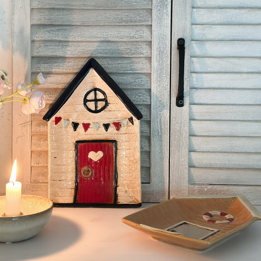 Dekorative Keramik-Schale "Beach Cottage" von Clayre & Eef in beige, maritimes Design, perfekt für Dekorationen im maritimen Stil.