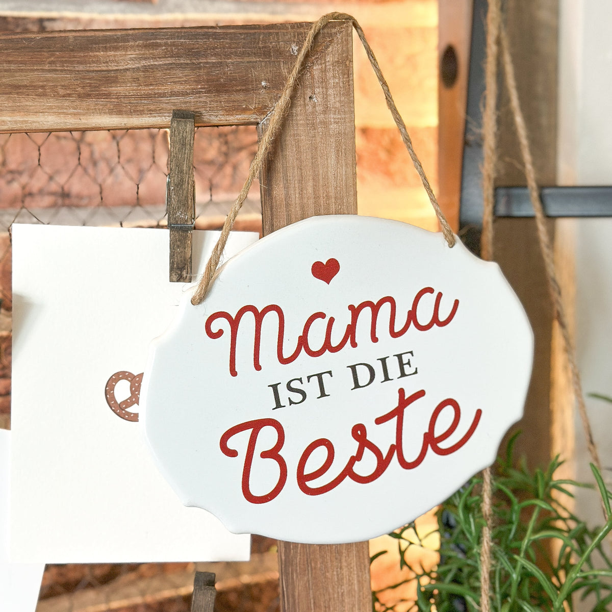 Metallschild "Mama ist die Beste" im Vintage-Design, weiß mit schwarzen Schriftzug, dekoratives Schild von Clayre & Eef