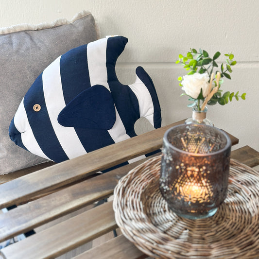 Dekokissen "Nemo" Fisch in Blau und Weiß, 45 cm, von Clayre & Eef, aus Textilien für stilvolle Raumdekoration.