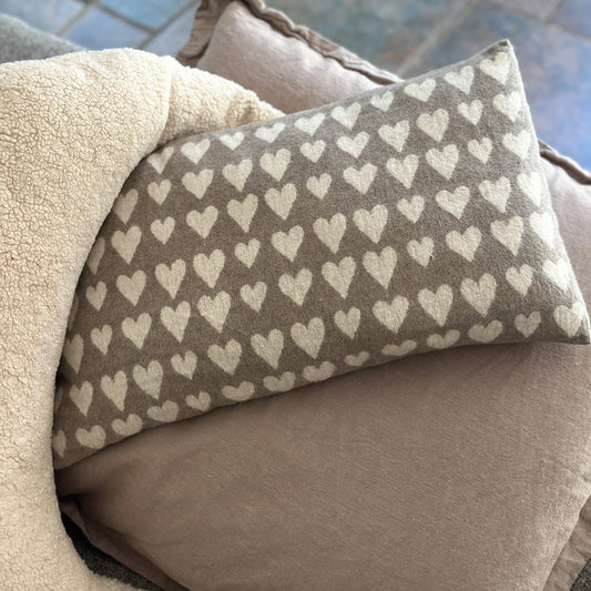 David Fussenegger Kissen "Herzen“ Rauch Grau 50x30cm - Wohnen auf dem Land