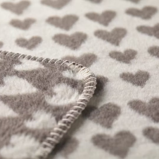 David Fussenegger Kuschelige Wohndecke "Herzen" Flanell Rauch Grau 150x200cm - Wohnen auf dem Land