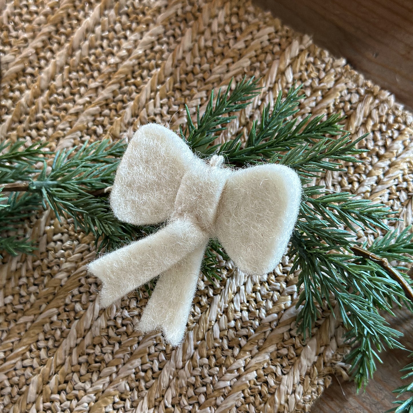 Anhänger Mini Schleifen "Lys & Rød" Filz Weiß Rot 2er Set - Wohnen auf dem Land