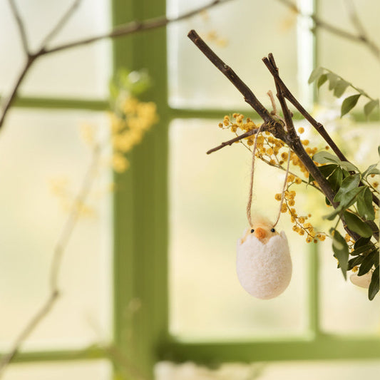 Aufhänger Küken in Eierschale "Elli" Filz Weiß Gelb 6cm - Wohnen auf dem Land