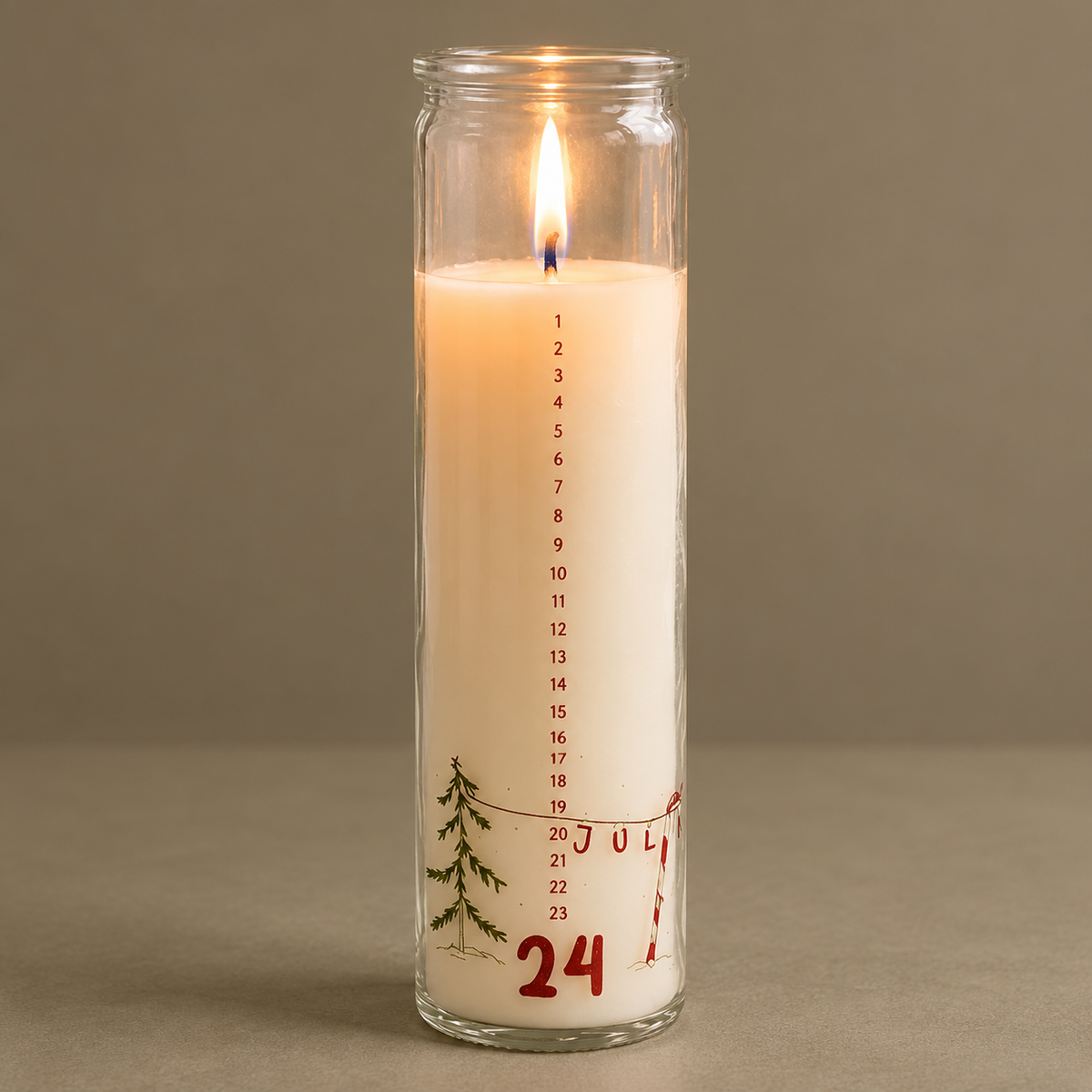 Kalenderkerze im Glas „Julefred“ Advent 21cm vor ruhigem kontrastierendem Hintergrund