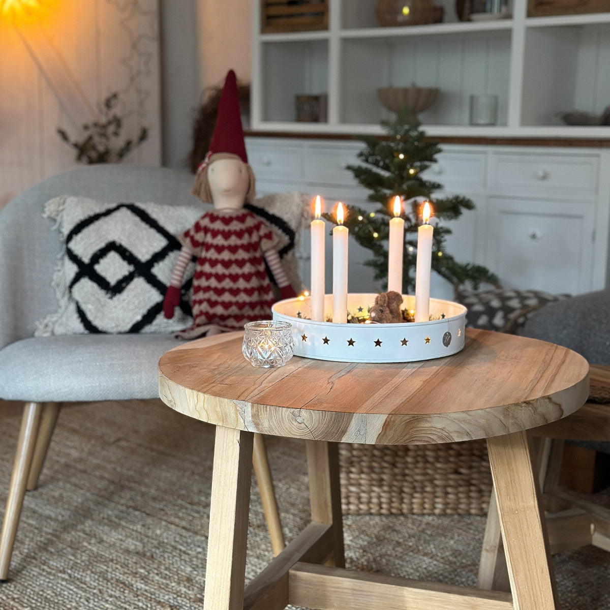 Weiße Adventsschale Sterne im Landhaus-Wohnzimmer auf einem runden Couchtisch.