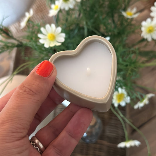 Zwei cremefarbene Kerzenhalter in Herzform vom leeff Geschenk-Set "Hanne" für Kerzen, elegantes Dekorationsstück