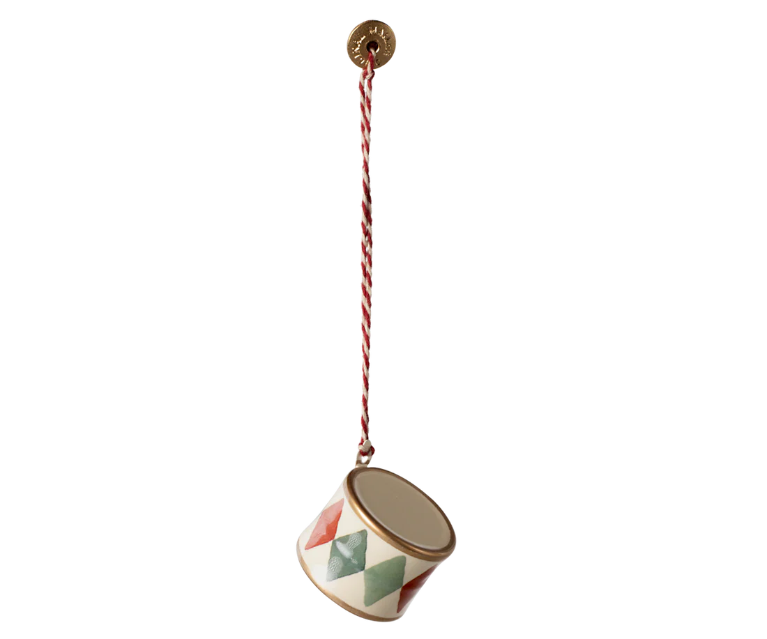 Maileg Anhänger Ornament "Kleine Trommel" Metall klassisches Grün - Wohnen auf dem Land