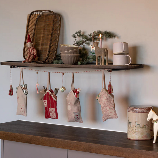 Maileg Adventskalender zum Aufhängen "Weihnachtsstraße" Stoff 100cm - Wohnen auf dem Land