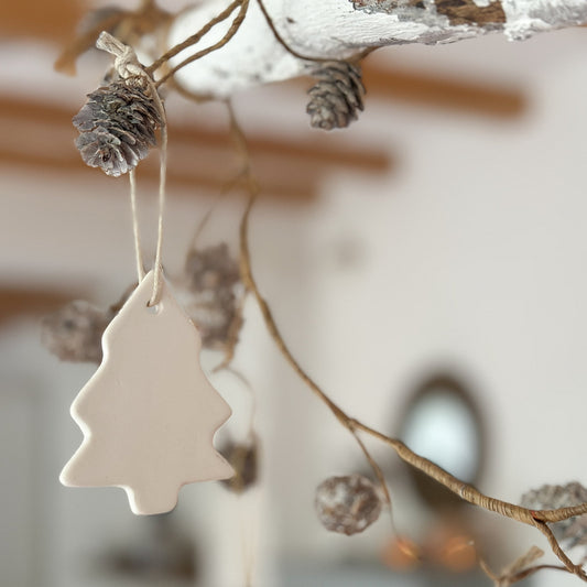 Weißer Keramik-Aufhänger Tannenbaum "Lykke" von Noordliving, dekorativer Anhänger für Weihnachtsdekoration, detailreiche Gestaltung