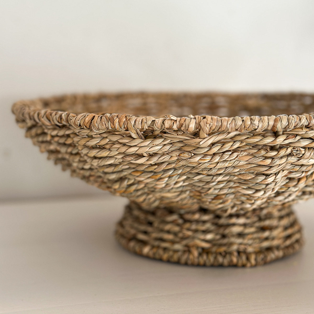 Rundes Tablett "Juna" aus Seegras in Naturfarben, 30 cm Durchmesser, ideal als Obstkorb oder Dekoration, von Wohnen auf dem Land
