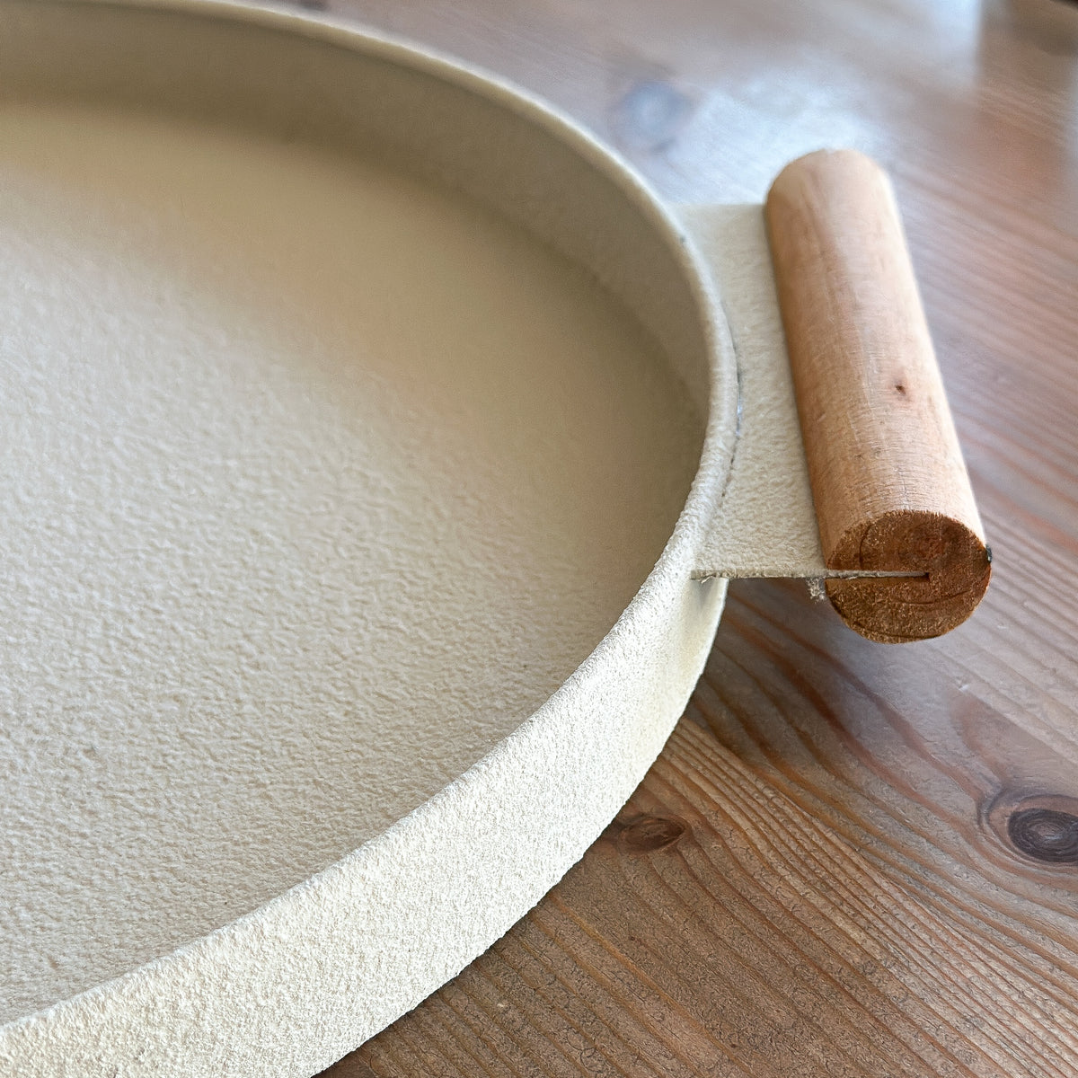 Rundes Tablett "Vika" von Wohnen auf dem Land mit Holzgriffen, Metall, beige, Durchmesser 36 cm, dekorativ auf einem Tisch.