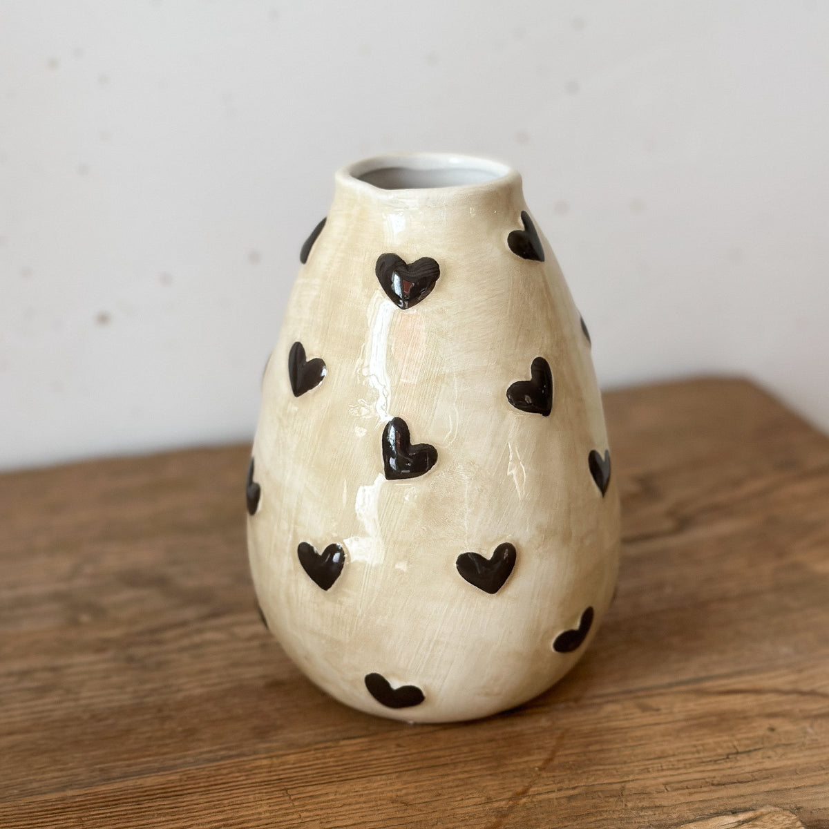 Handgemachte Vase „Florentine“ mit erhabenem braunem Herzdekor