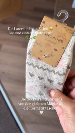 Die Socken sind übrigens von der gleichen Marke wie die Kosmetiktaschen. 🤍 Die Laternen brauche ich. 😅 Die sind einfac