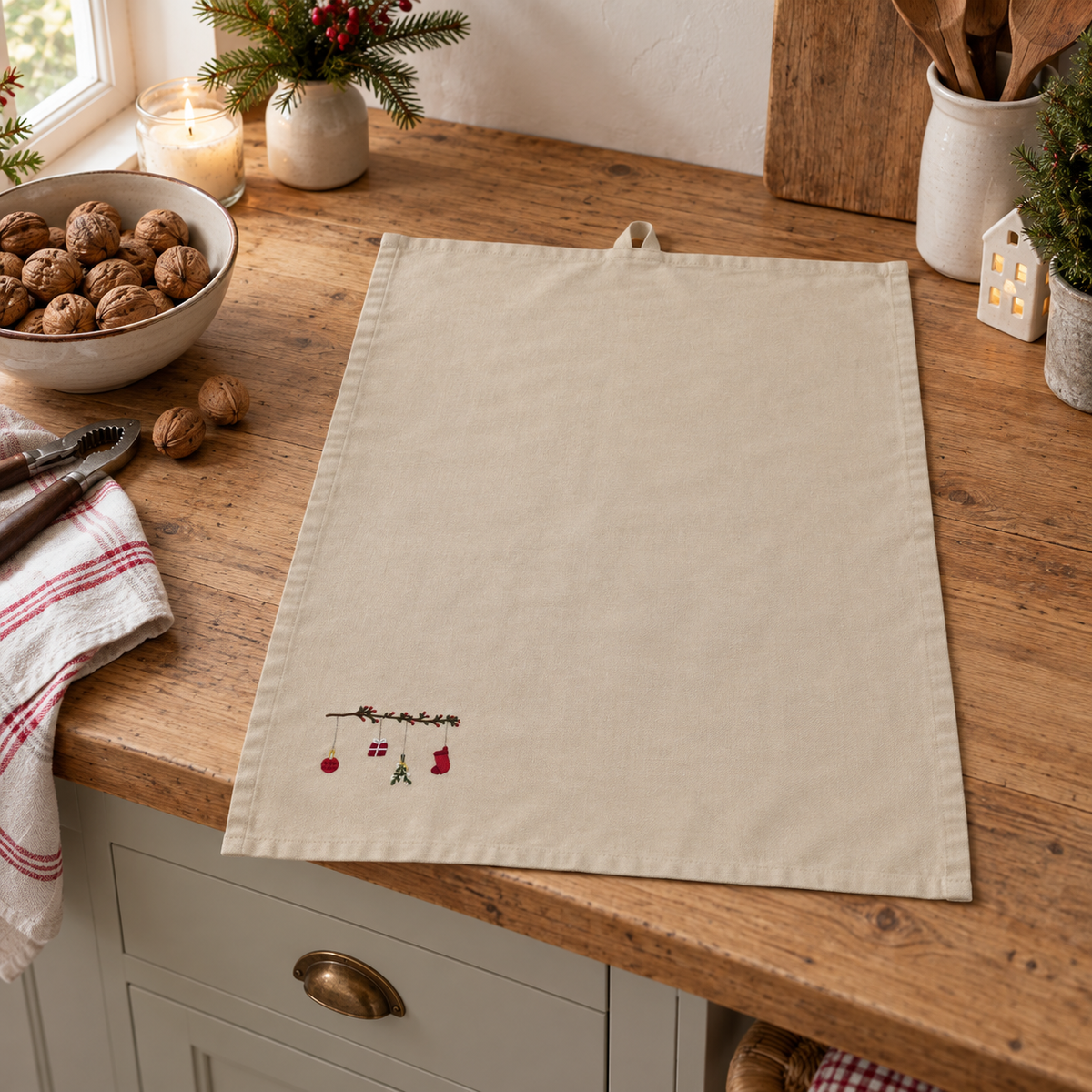Geschirrtuch „Tradition“ bestickt Baumwolle Natur 50x70cm – Ambienteansicht im Raum