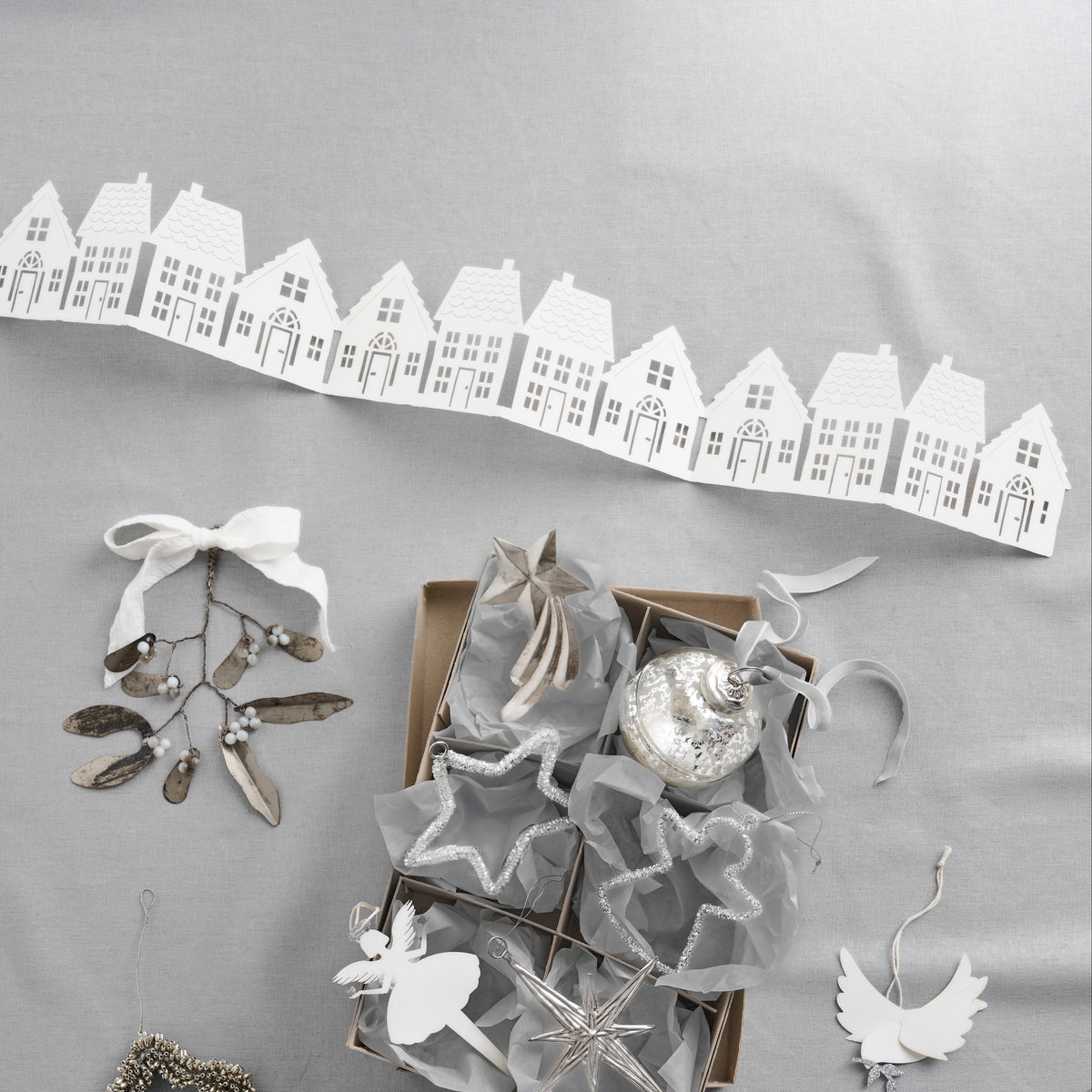 Papierhäuser „Wintergasse“ faltbare Tischdekoration 69cm – Quadratischer Ausschnitt aus Herstellerbild 5