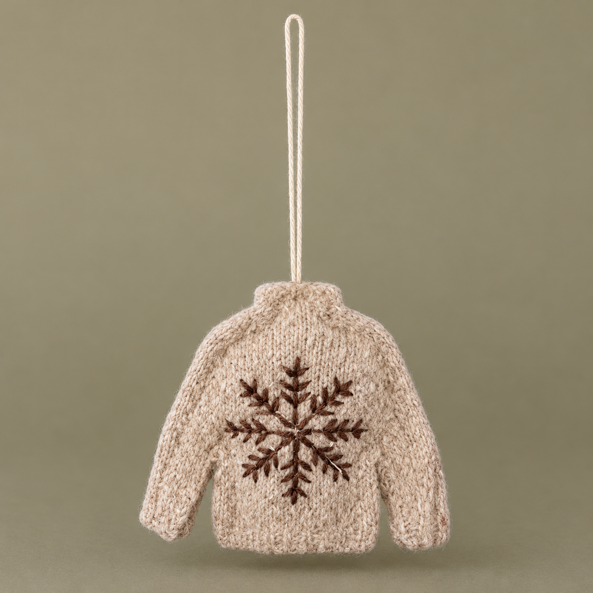 Weihnachtsanhänger Pullover Schneeflocke Creme 15cm vor ruhigem kontrastierendem Hintergrund