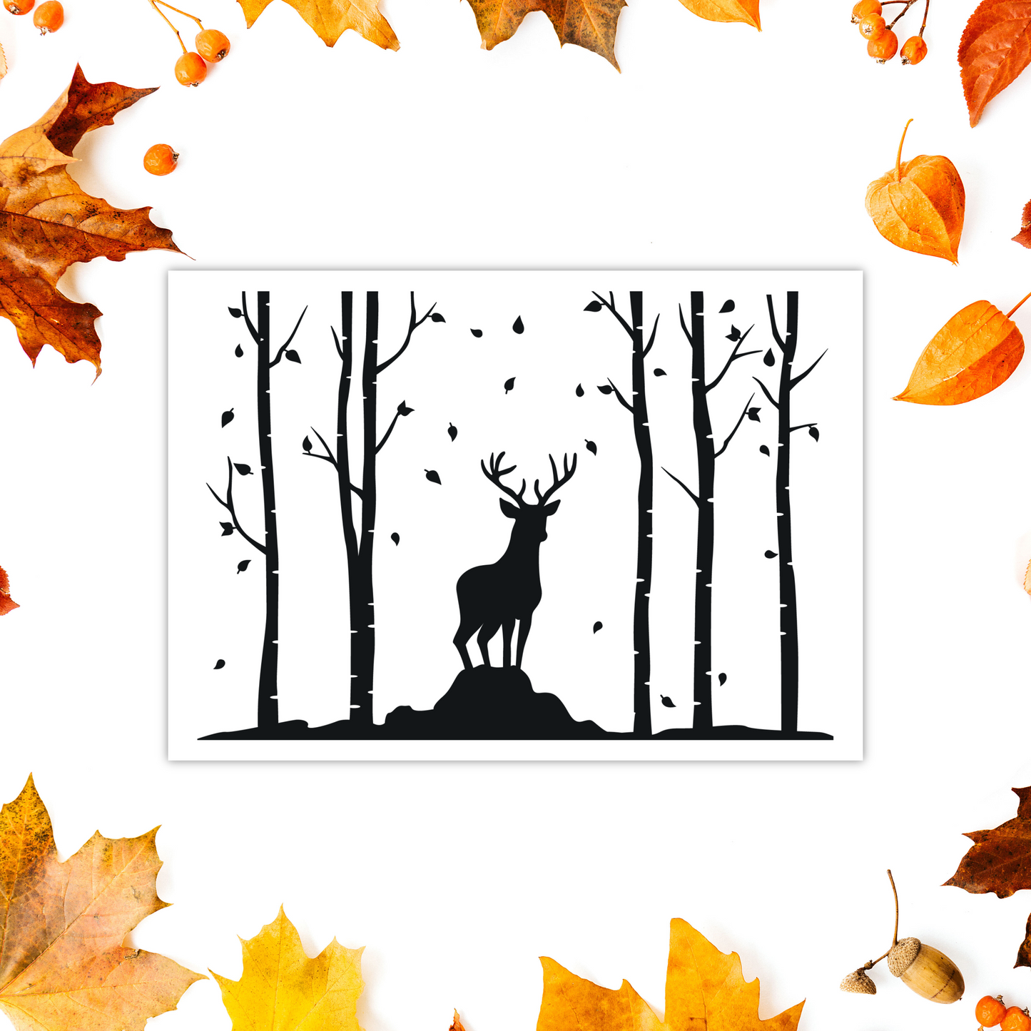 Schwarzer Aufkleber mit Hirsch im Wald von Wohnen auf dem Land, detailreiche Naturillustration für Dekor.