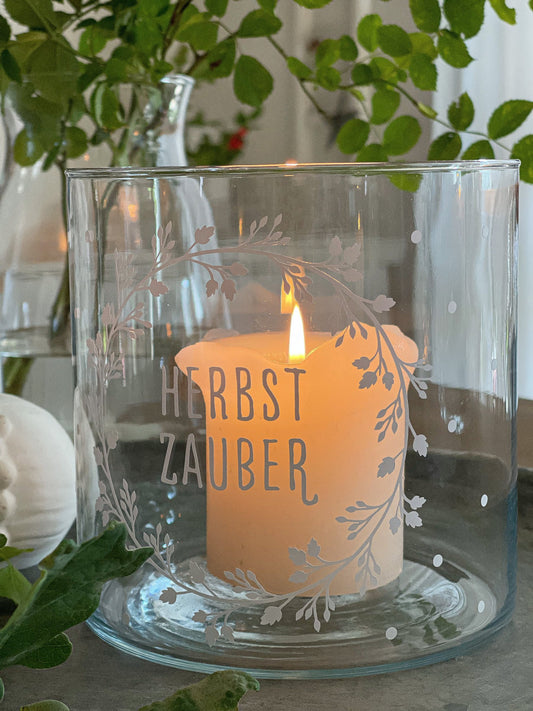 Weißer Aufkleber "Herbstzauber" von Wohnen auf dem Land mit herbstlichem Design auf glatter Oberfläche.