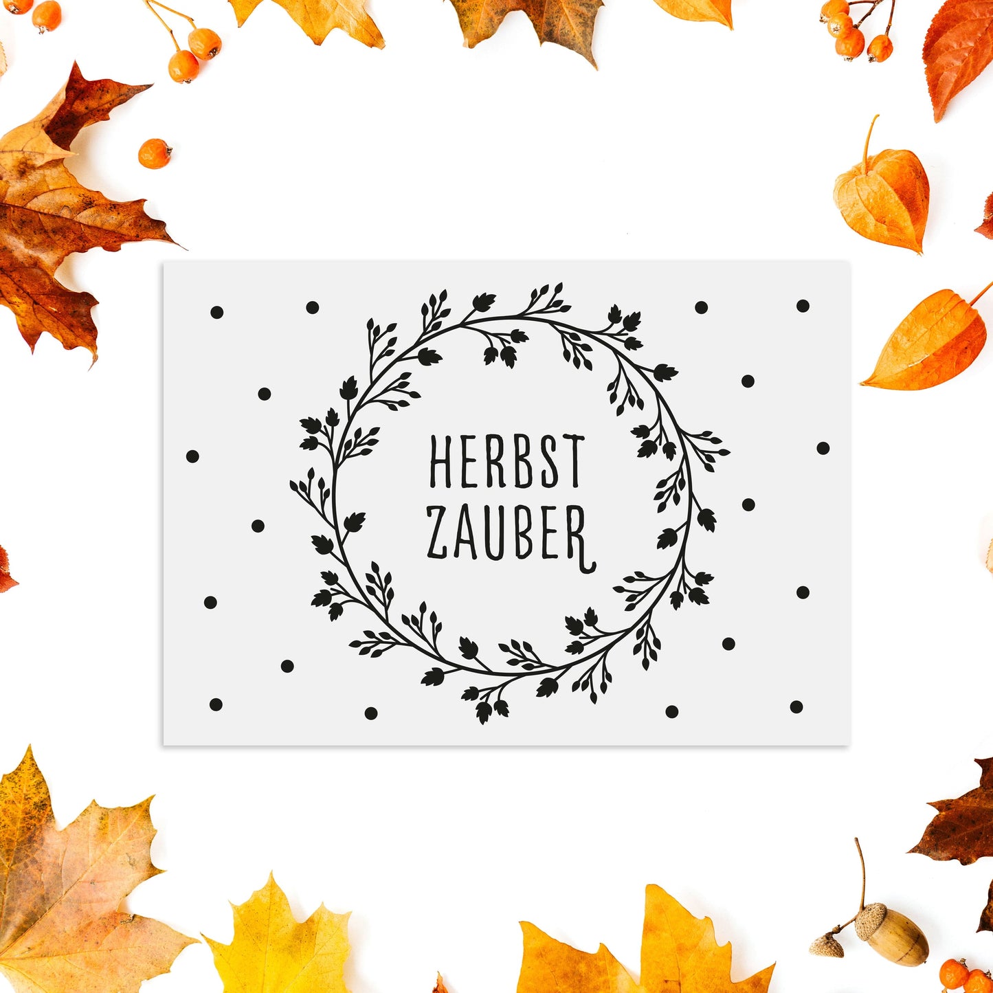 Weißer Aufkleber "Herbstzauber" von Wohnen auf dem Land mit herbstlichen Motiven, auf glatter Oberfläche sichtbar.