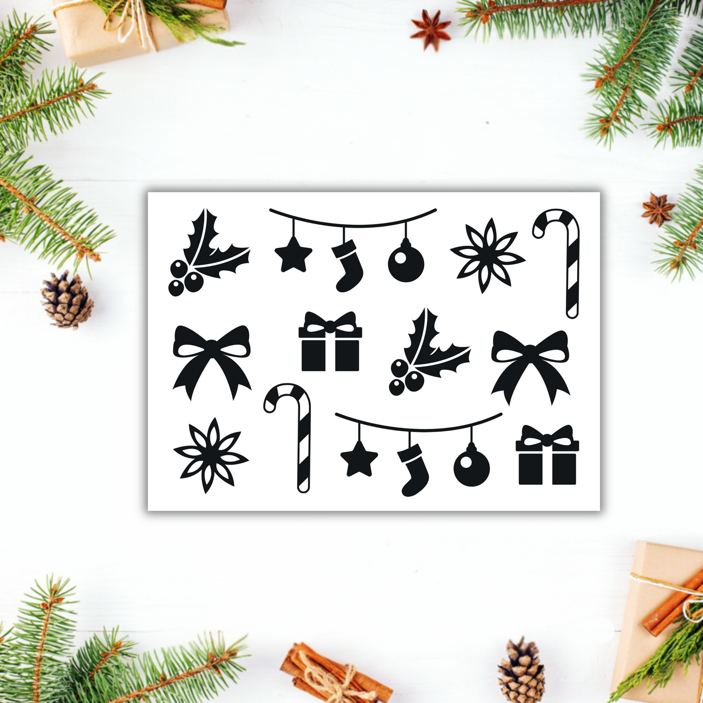 Schwarzer Aufkleber „Weihnachtszeit“ mit Ornamenten, von Wohnen auf dem Land, auf weißem Hintergrund sichtbar