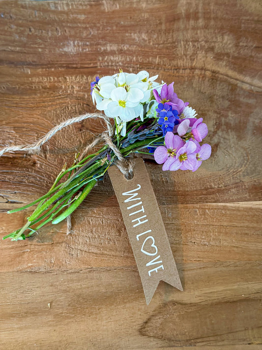 Weißer Aufkleber "With Love" von Wohnen auf dem Land, dekorativer Aufkleber mit herzlichem Schriftzug.