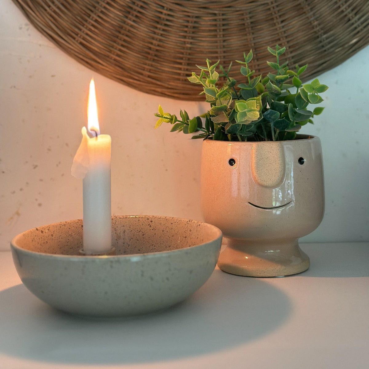 Glasierter keramischer Pflanzkübel "Mr. Mojo" mit Gesicht in beige, braun oder grün, als Blumenvase oder Dekoration.