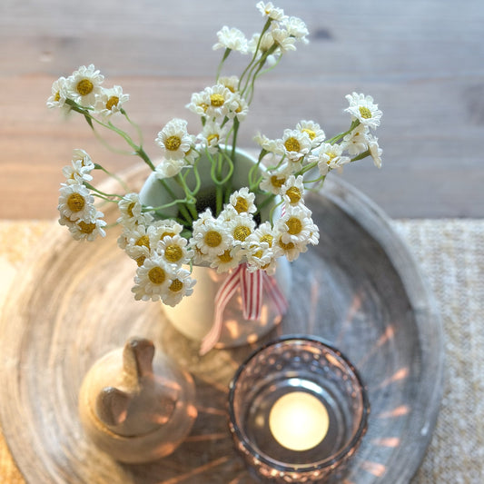 Künstlicher Gänseblümchen-Blumenstrauß in weiß, 27 cm, in einer Blumenvase von Wohnen auf dem Land.