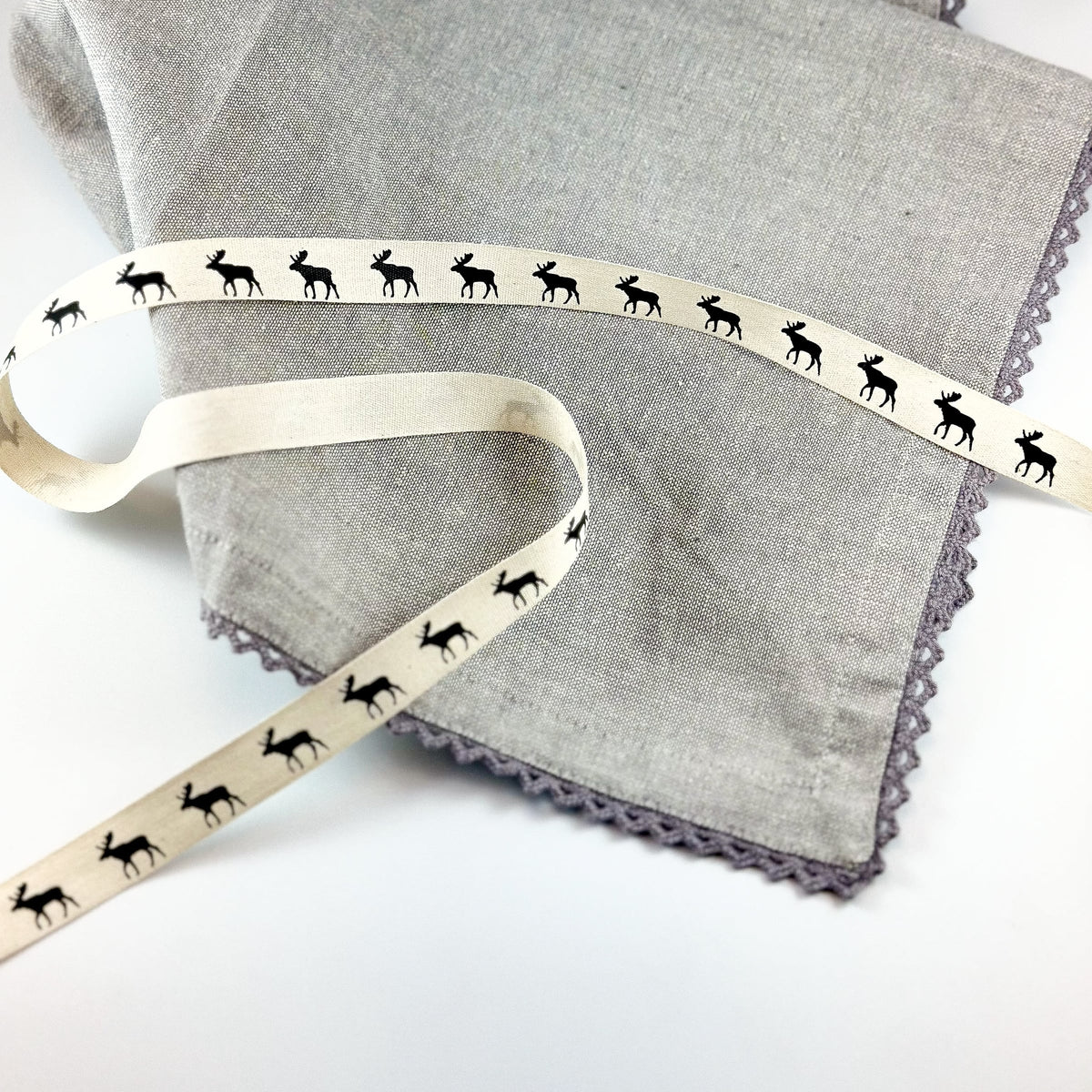 Dekoband "Elch" aus Baumwolle, 15 mm breit, von Wohnen auf dem Land, mit Elch-Motiv auf weißem Dekoband