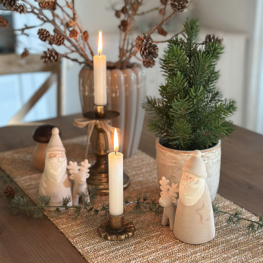 Dekofigur Weihnachtsmann mit Rentier, beige, glasiert, 14 cm, aus Raustein, von Wohnen auf dem Land, in 2 Varianten.