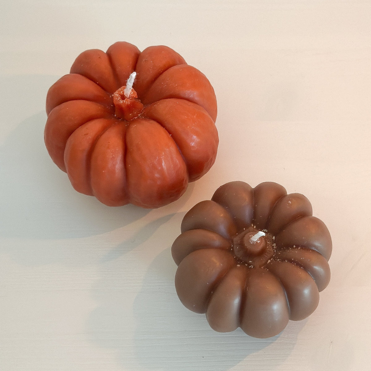 Zwei Kerzen in Kürbisform "Herbstleuchten" von Wohnen auf dem Land in orange und braun, ideal für herbstliche Dekoration.