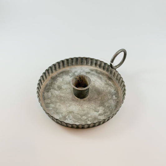 Antiker Kerzenhalter "Kammerleuchter" aus Zinkmetall, 13 cm hoch, im rustikalen Design für gemütliche Beleuchtung.