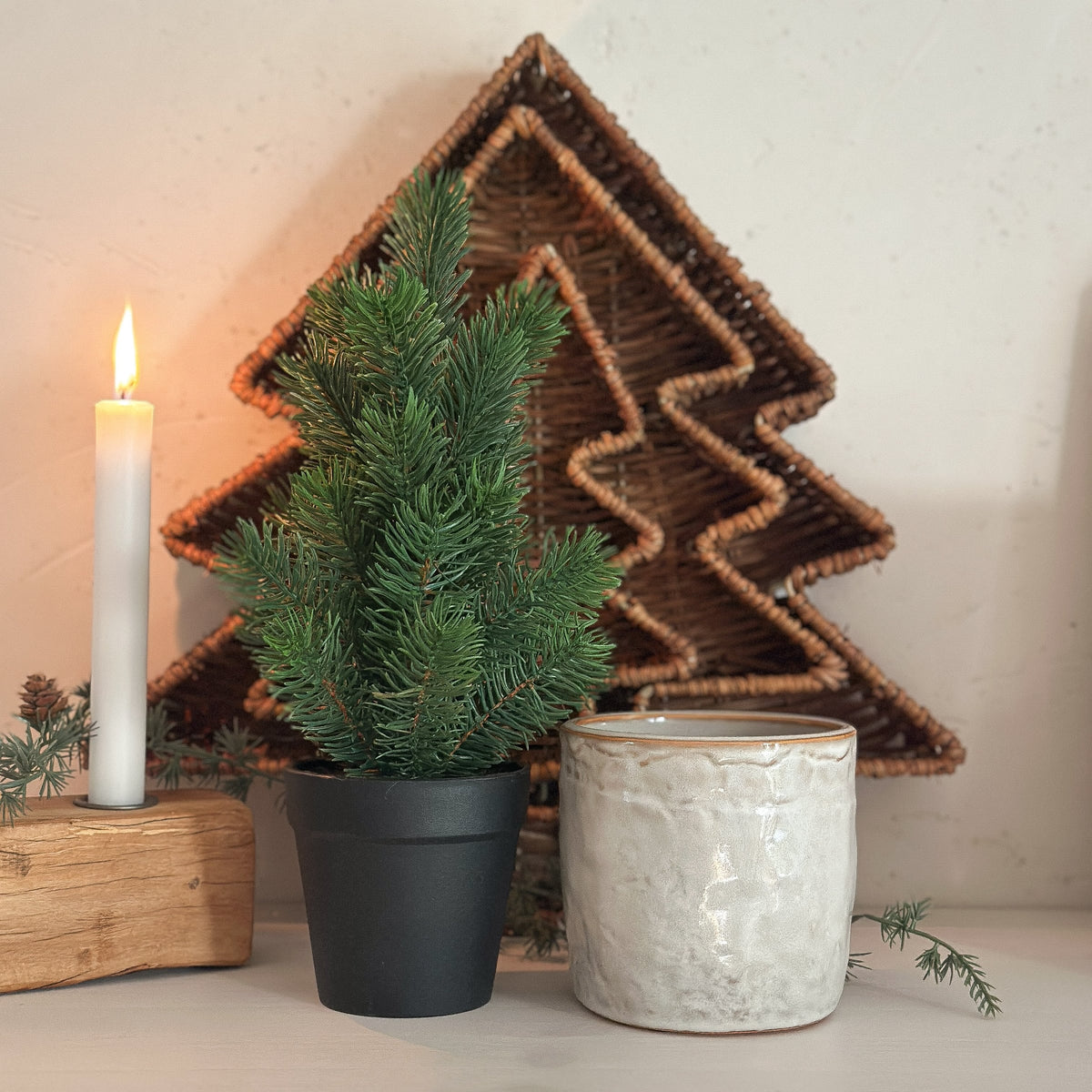 Grüner Deko Baum "Tanne" in Topf, Naturdeko von Wohnen auf dem Land, 30cm hoch, realistische Detailansicht