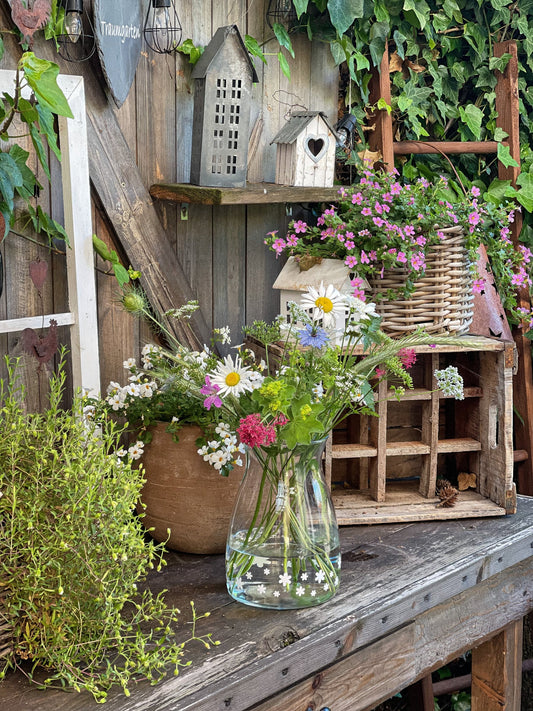 Weißer Aufkleber "Kleine Blüten" von Wohnen auf dem Land, mit zarten Blumenmotiven.