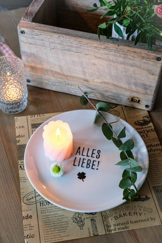 Weißer Aufkleber "Liebste Grüße" von Wohnen auf dem Land, dekorativer Aufkleber mit liebevollem Gruß, sichtbar auf der Abbildung.