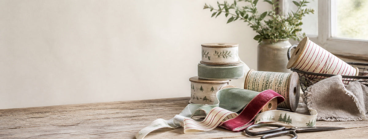 Dekobänder aus Samt und Baumwolle in Creme, Grün und Rot