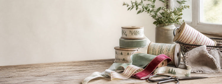 Dekobänder aus Samt und Baumwolle in Creme, Grün und Rot