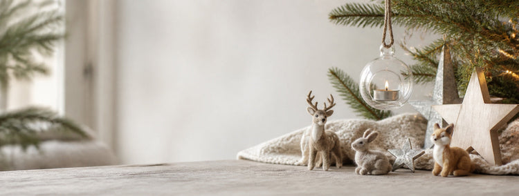 Winterlicher Baumschmuck mit Filztieren, Sternen und Glaskugel