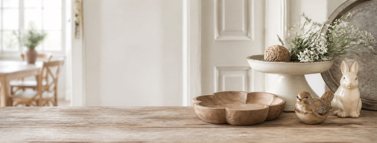 Helle Wohnszene mit Tabletts und kleinen Keramikfiguren