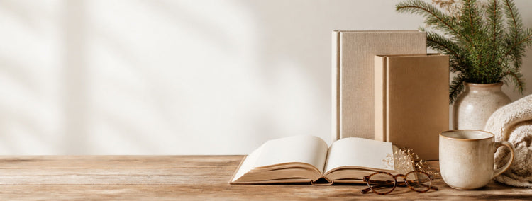 Gemütliche Leseecke mit Büchern, Tasse und Brille