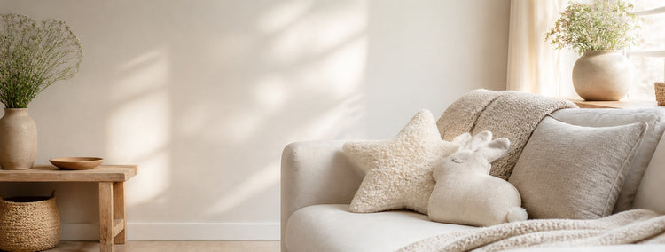 Helles Sofa mit Sternkissen, Hasenkissen und weicher Decke